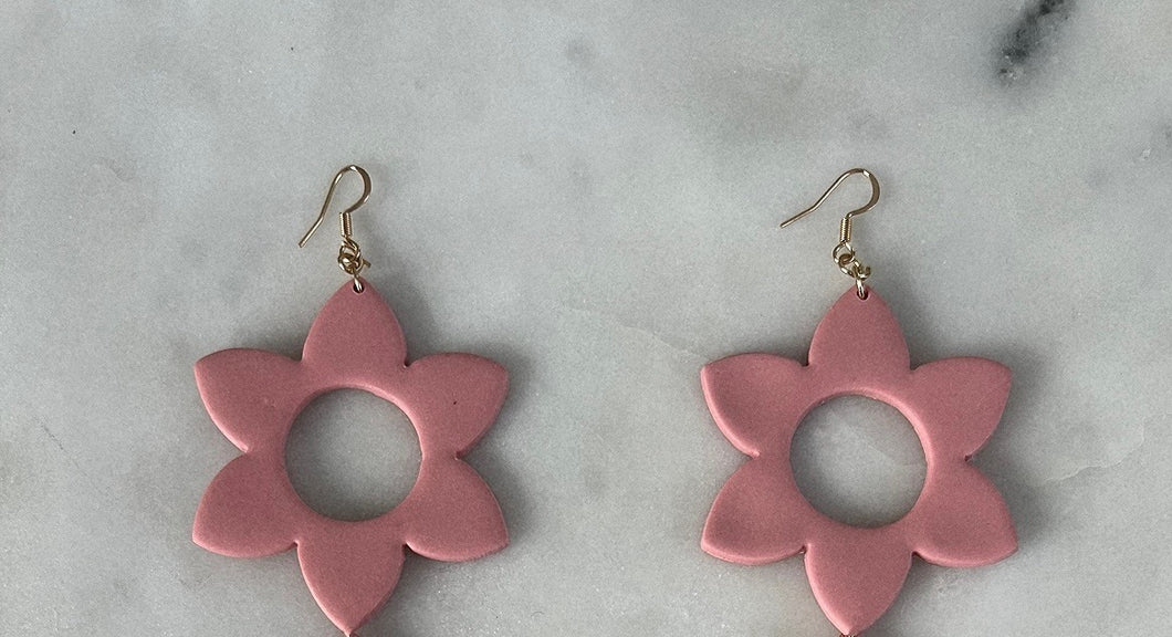 Single flower earrings in pink.