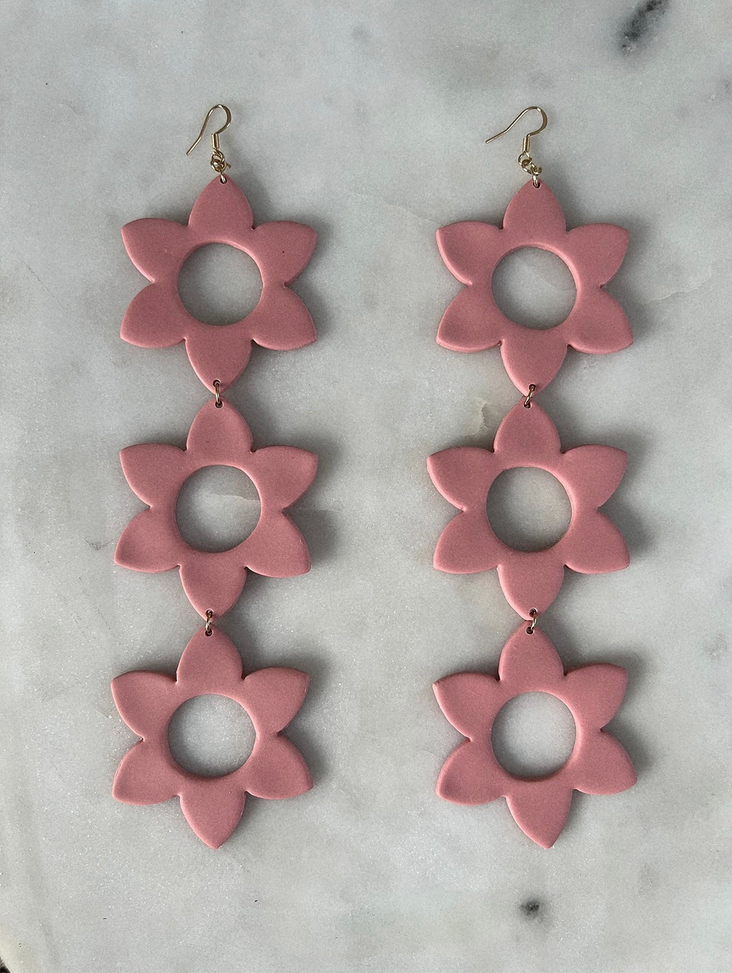 Flora earrings in pink.
